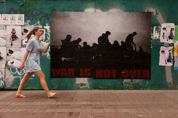 "Wojna się nie skończyła" - mural z takim hasłem widnieje w centrum Kijowa /Cathal McNaughton /PAP/EPA