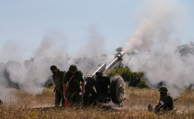 Wojna w Donbasie: Separatyści dwukrotnie zerwali zawieszenie broni. Zginął ukraiński żołnierz