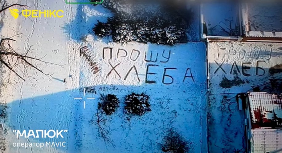 Wojna w Ukrainie 2026: Apel o jedzenie wydeptany w śniegu w miejscowości Konstantynówka /Pułk systemów bezzałogowych Feniks (Фенікс, Telegram) /Materiały prasowe