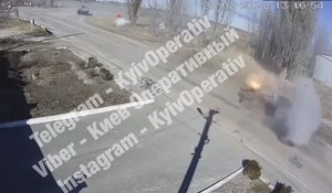 Wojna w Ukrainie. Czołg strzela do cywilnego samochodu. Wstrząsające nagranie 