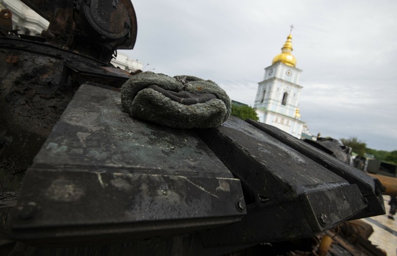 Wojna w Ukrainie jest zagrożeniem dla zabytów. Na zdj. zniszczony rosyjski czołg w Kijowie /Danylo Antoniuk/REPORTER /Reporter