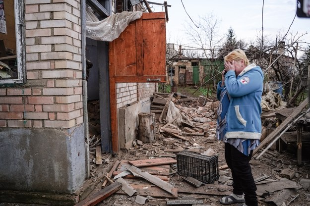 Wojna w Ukrainie. Kobieta na zgliszczach swojego domu zniszczonego w wyniku rosyjskiego ostrzału, 2023 rok /PAP/Vladyslav Karpovych /PAP