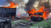 Wojna w Ukrainie: Pożar na torach kolejowych po ostrzale w obwodzie donieckim