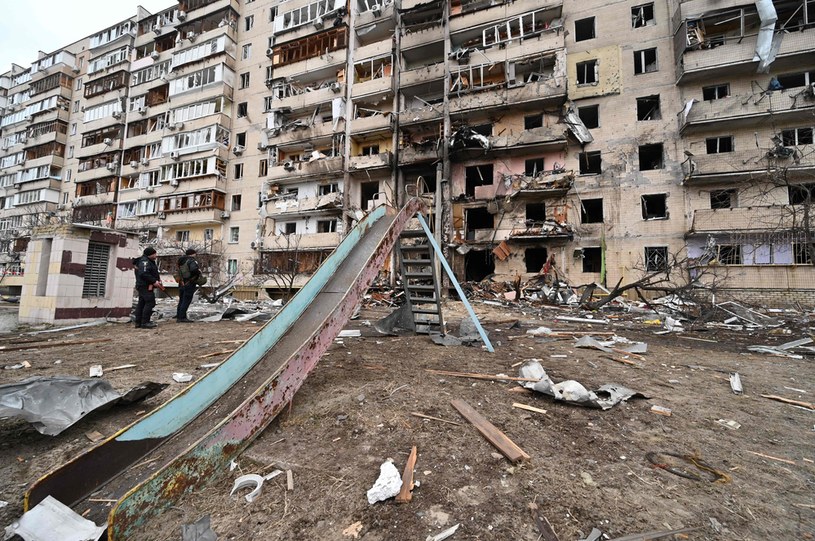 Wojna w Ukrainie. Zniszczony budynek mieszkalny w Kijowie /GENYA SAVILOV /AFP