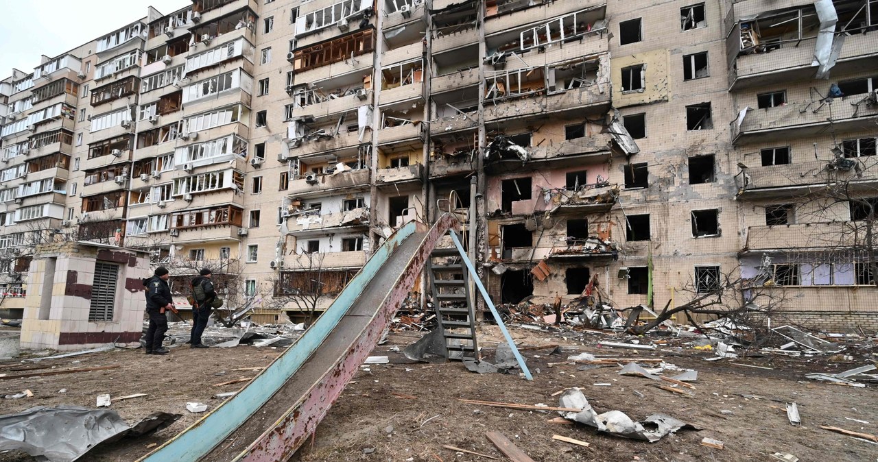 Wojna w Ukrainie. Zniszczony budynek mieszkalny w Kijowie /GENYA SAVILOV /AFP