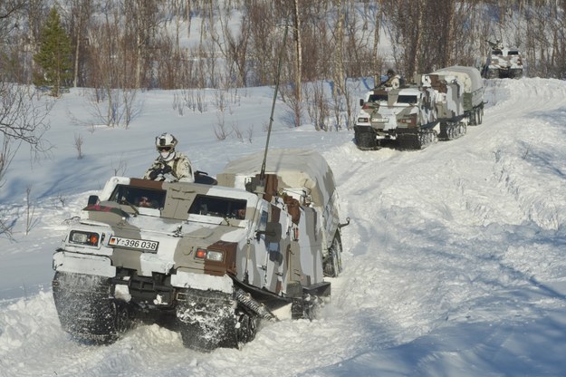 Wojska bundeswehry przemierzające śnieżne pola Norwegii /Sven Fischer