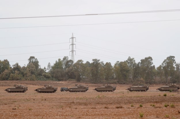 Wojska izraelskie jadące w kierunku granicy ze Strefą Gazy /ATEF SAFADI  /PAP/EPA