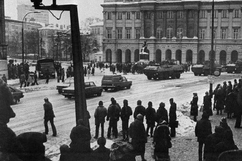 Wojsko i milicja wyjechał na ulice dużych miast, Warszawa 1981 r. /AFP
