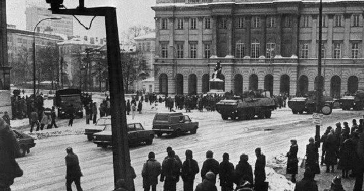 Wojsko i milicja wyjechał na ulice dużych miast, Warszawa 1981 r. /AFP