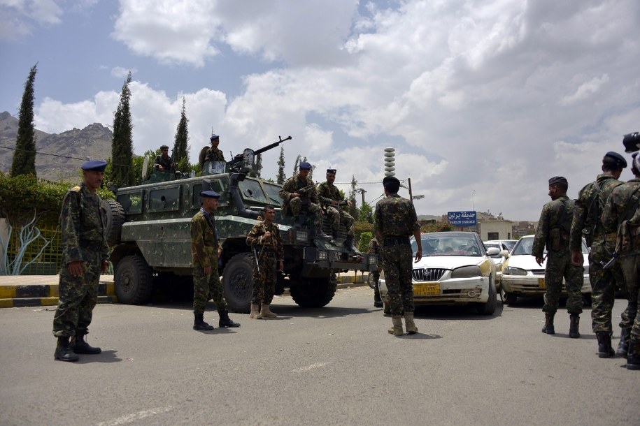 Wojsko na drodze przed ambasadą Wielkiej Brytanii w Jemenie /YAHYA ARHAB /PAP/EPA