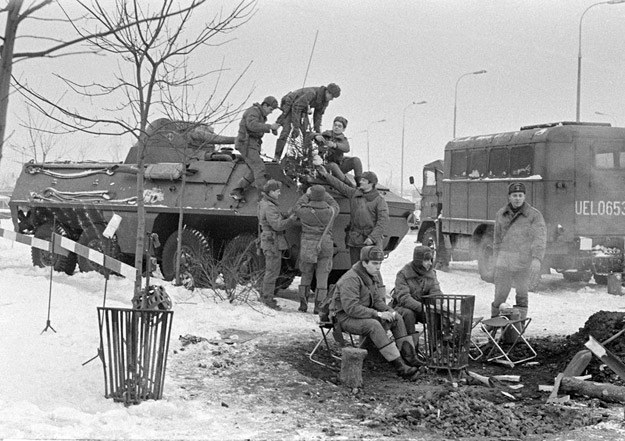 Wojsko na ulicach podczas stanu wojennego, zima 1981/1982 r. /fot. Tadeusz Zagoździński /East News