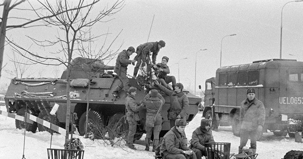 Wojsko na ulicach podczas stanu wojennego, zima 1981/1982 r. /fot. Tadeusz Zagoździński /East News