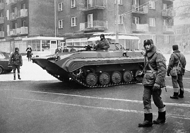 Wojsko na ulicach warszawy, grudzień 1981 r. /fot. Wojciech Laski /East News