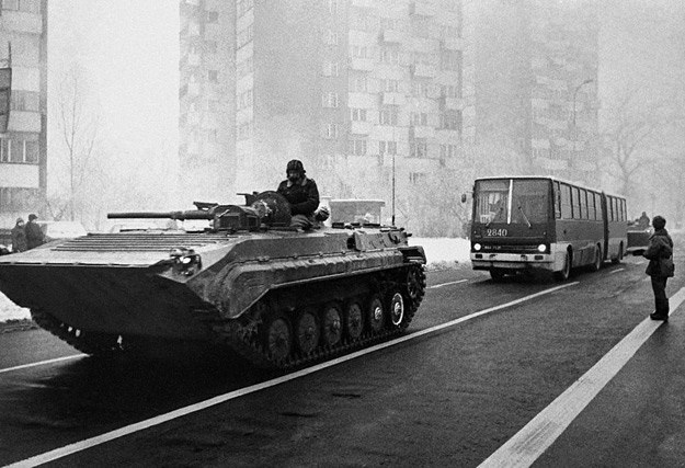 Wojsko na ulicach warszawy, grudzień 1981 r. /fot. Wojciech Laski /East News
