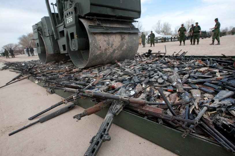 Wojsko niszczy broń odebraną przestępcom w Ciudad Juarez /AFP