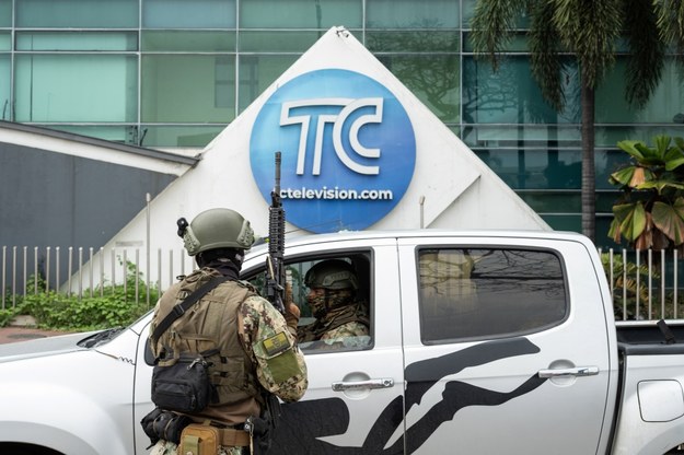 Wojsko pod siedzibą telewizji TC. /Mauricio Torres /PAP/EPA
