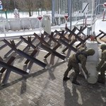 Wojsko rozpoczęło stawianie umocnień na granicy z Białorusią