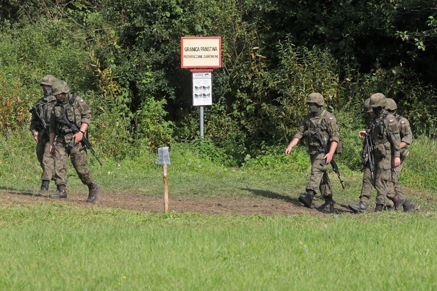 Wojsko w pobliżu miejscowości Usnarz Górny / 	Artur Reszko    /PAP