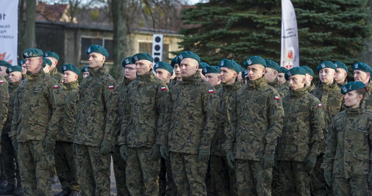 Wojsko w ramach edycji Dobrowolnej Zasadniczej Służby Wojskowej oferuje trzy wakacyjne terminy szkoleń. Za ich ukończenie płaci do 6000 złotych /Stanisław Bielski/Reporter /East News