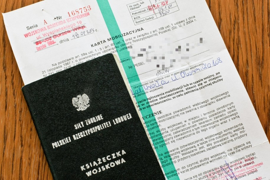 Wojskowa karta mobilizacyjna /Lech Muszyński /PAP