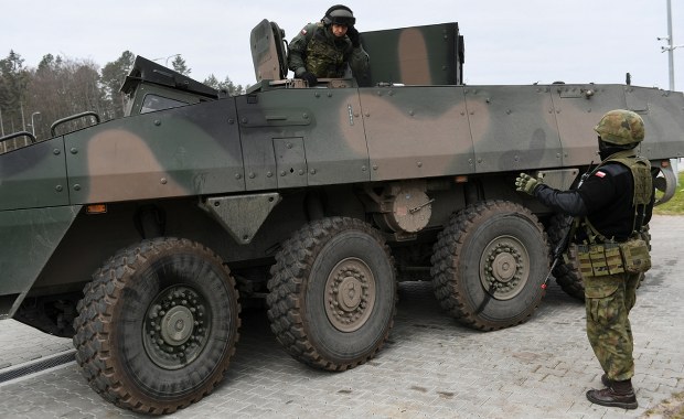 Wojskowa kolizja na DK10. Zderzyły się transportery Rosomak