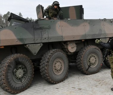 Wojskowa kolizja na DK10. Zderzyły się transportery Rosomak