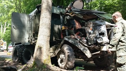 Wojskowa sanitarka uderzyła w drzewo. Rannych zostało 4 żołnierzy