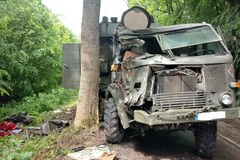 Wojskowa sanitarka uderzyła w drzewo