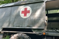 Wojskowa sanitarka uderzyła w drzewo