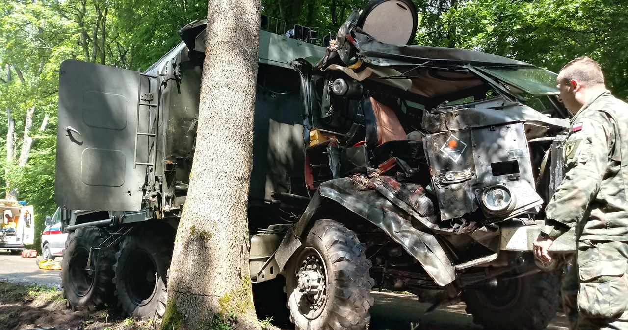 Wojskowa sanitarka uderzyła w drzewo