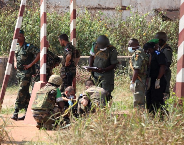 Wojskowi badają teren bazy militarnej w Bangi /Fot. LEGNAN KOULA /PAP/EPA