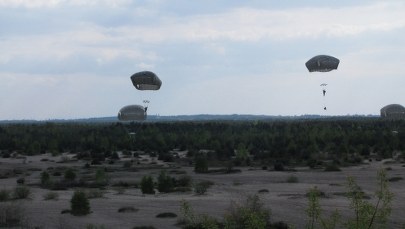 Wojskowy desant na Pustyni Błędowskiej. To ćwiczenia komandosów