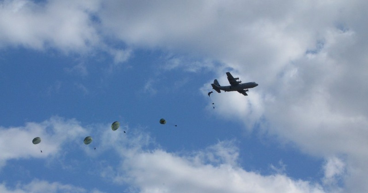Wojskowy desant na Pustyni Błędowskiej. To ćwiczenia komandosów