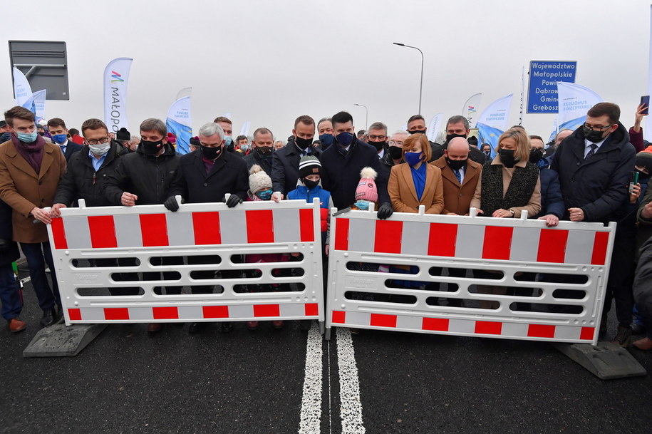 Wójt gminy Gręboszów Krzysztof Gil, wójt gminy Nowy Korczyn Paweł Zagaja, sekretarz stanu w Ministerstwie Sportu Anna Krupka i minister Michał Cieślak