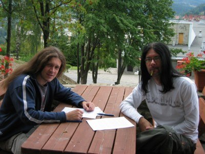 Wojtek Szadkowski (z prawej) podpisuje kontrakt dla grupy Peter Pan /