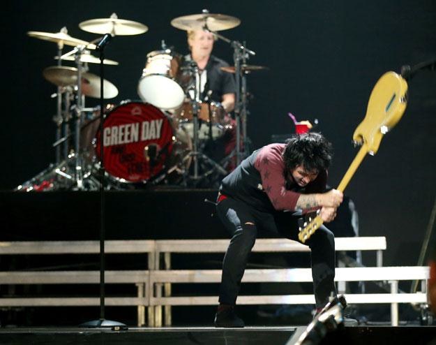Wokalista Green Day w ten sposób postanowił wykorzystać ostatnią minutę koncertu fot. Michael Kovac /Getty Images/Flash Press Media