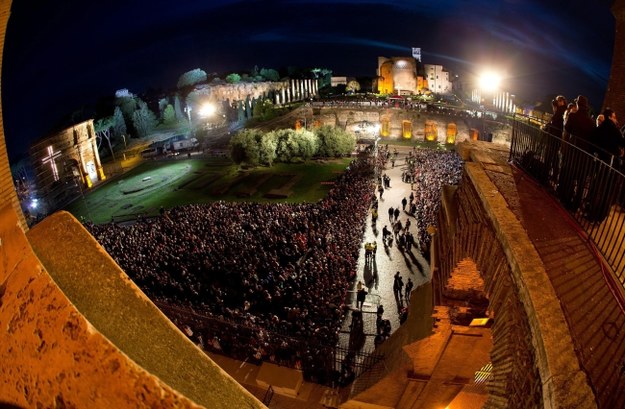 Wokół Koloseum zebrały się tysiące wiernych /CLAUDIO PERI /PAP/EPA