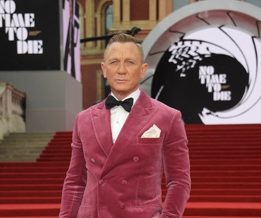 Wokół postaci Jamesa Bonda i wyczekiwanego przez fanów filmu „Nie czas umierać” wiele się w ostatnich dniach dzieje. Fragment emocjonalnej wypowiedzi Daniela Craiga, który na spotkaniu z ekipą po ostatnim dniu zdjęć wyznał, że uwielbia każdą sekundę z pięciu Bondowskich filmów, w których wziął udział, stał się w sieci viralem.