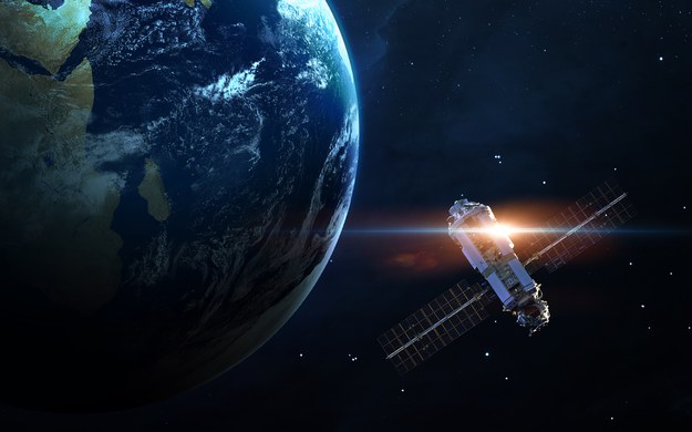Wokół Ziemi lata około 6 tys. satelitów. /Shutterstock
