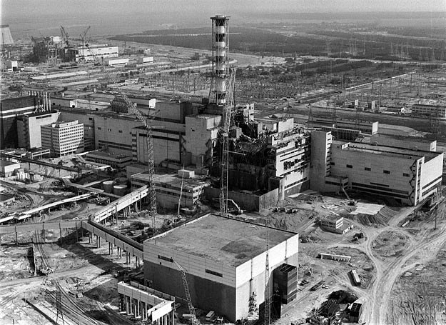 Wokół zniszczonego reaktora nr 4, do końca 1986 r., zbudowano sarkofag /AFP