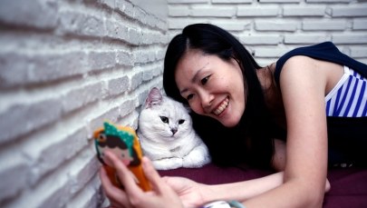 Wolą smartfona od kota. To telefon ocaliliby z pożaru