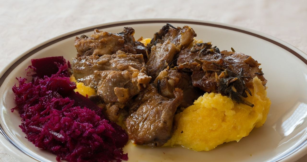 Wolne pieczenie koziny wydobywa jej charakterystyczny aromat /Robertobinetti70 /Canva Pro