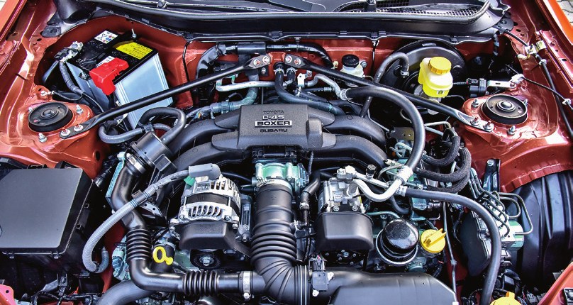 Wolnossący silnik z przeciwsobnym układem cylindrów powstał we współpracy z Subaru. Innowacją jest podwójny wtrysk paliwa – pośredni i bezpośredni. /Motor
