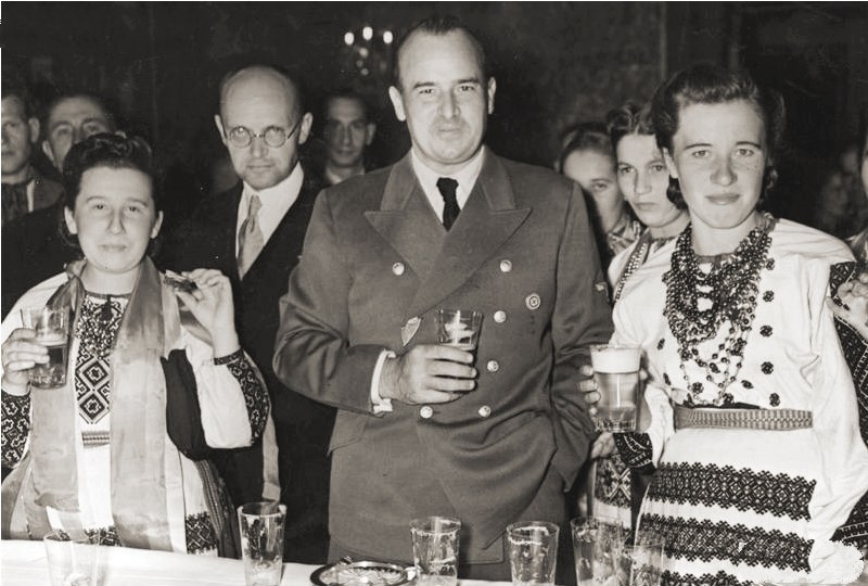Wołodymyr Kubijowycz i Hans Frank z ukraińską delegacją dożynkową. Wawel 1943 rok /Z archiwum Narodowego Archiwum Cyfrowego