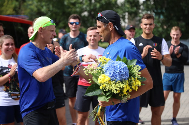 Wołodymyr Skoworodka (z kwiatami) podczas zakończenia "Ultramaratonu Wdzięczności" /Leszek Szymański /PAP