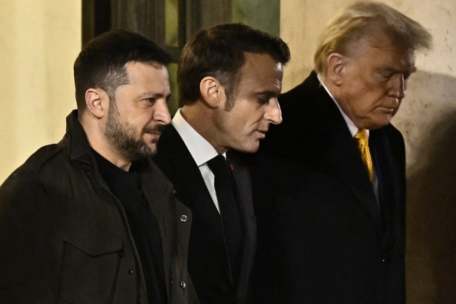 Wołodymyr Zełenski, Emmanuel Macron i Donald Trump podczas spotkania w Paryżu z okazji ponownego otwarcia katedry Notre Dame. /JULIEN DE ROSA/AFP/East News /East News