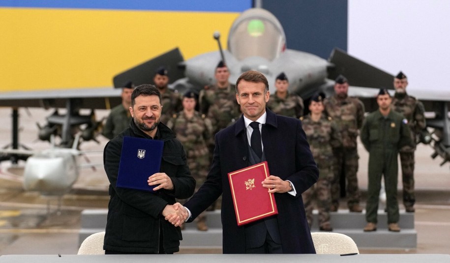 Wołodymyr Zełenski i Emmanuel Macron po podpisaniu listu intencyjnego /CHRISTOPHE ENA/AFP /East News