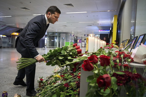 Wołodymyr Zełenski składające kwiaty na lotnisku w Kijowie /EPA/STRATOLAUNCH HANDOUT /PAP/EPA