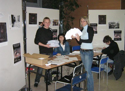 Wolontariusze Amnesty International prezentują listy napisane podczas maratonu w 2007 r. /INTERIA.PL