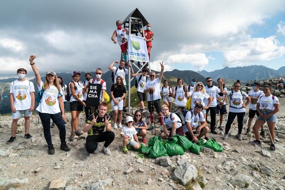 Wolontariusze podczas akcji "Czyste Tatry" /Materiały prasowe